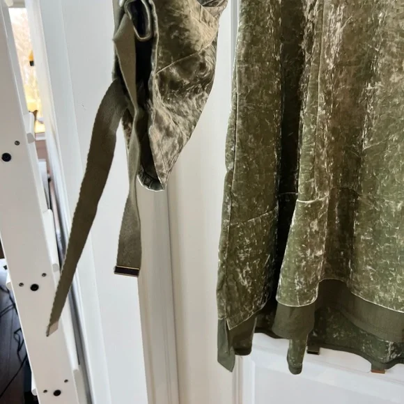 Elegant Green Velvet Dress - Picture 3 of 5